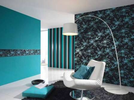 Сочетание однотонных обоев, обоев с рисунком и полоской